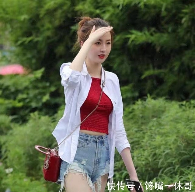 紧身|街拍:热裤+紧身上衣的时尚美女们,尽显优雅气质