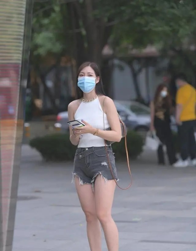 脖颈处 美女搭配一条低腰灰色牛仔短裤,显瘦又时尚