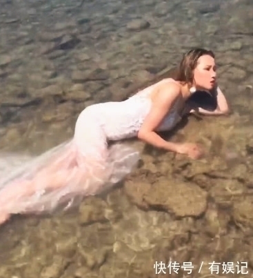 修图师|新娘穿着性感婚纱在海水里拍婚纱照,成片P成比基尼,网友好美