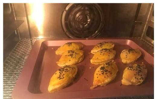 芒果新吃法，包好烤一下，大家都抢着吃，做一盘还不够吃！超懒人