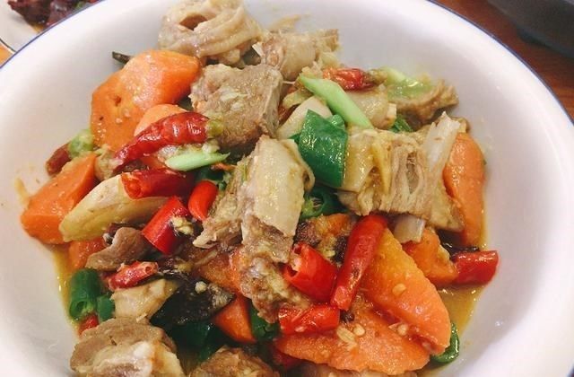 舅舅80大寿，媳妇做了12个菜，晒到朋友圈火了，网友：不比饭店差