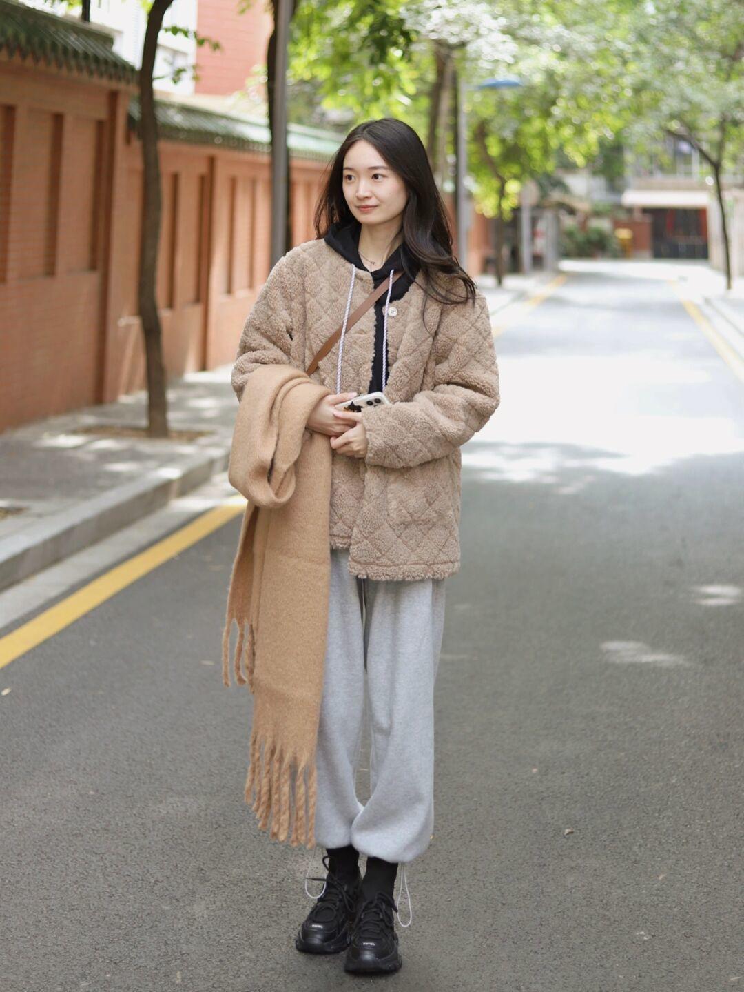 牛仔裤 普通女生也能够穿出时尚感,浅紫色短款羽绒服+怀旧感牛仔裤,干净又整洁!