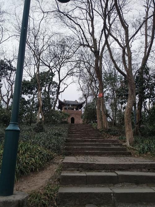 谁说杭州只佛寺闻名？西湖边还有一座东晋时代的道院，离繁华咫尺