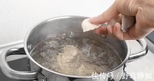 好吃|煮饺子，最忌水开直接下锅煮，牢记4点，饺子劲道好吃不破皮