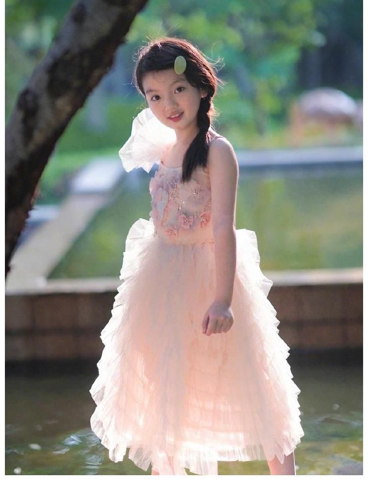 面對鏡頭|9歲的阿拉蕾曬近照，與妹妹同框合影好可愛，姐妹倆像共用一張臉