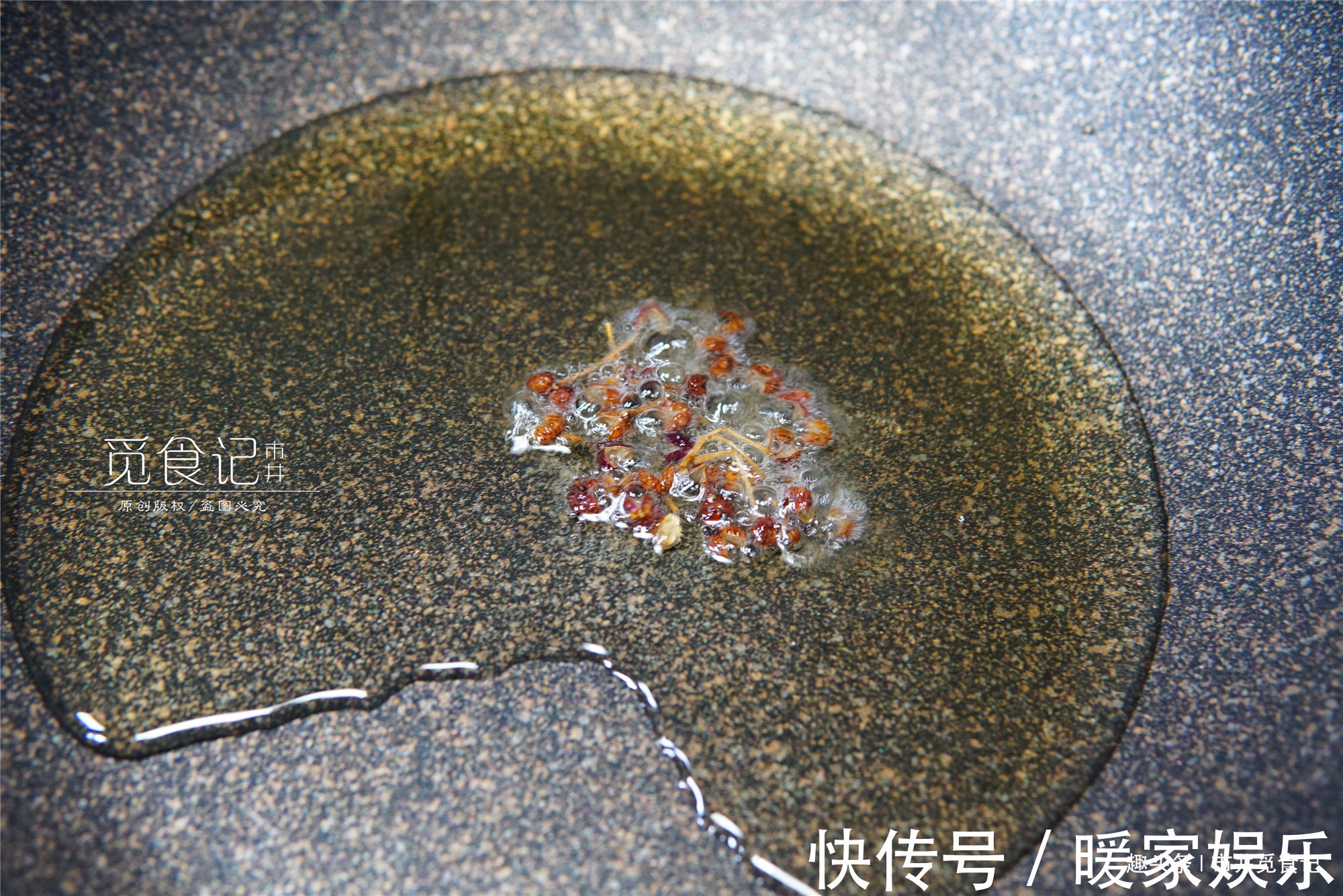 茄子直接炒大错特错,太费油了,多加一步,不变色还省油!