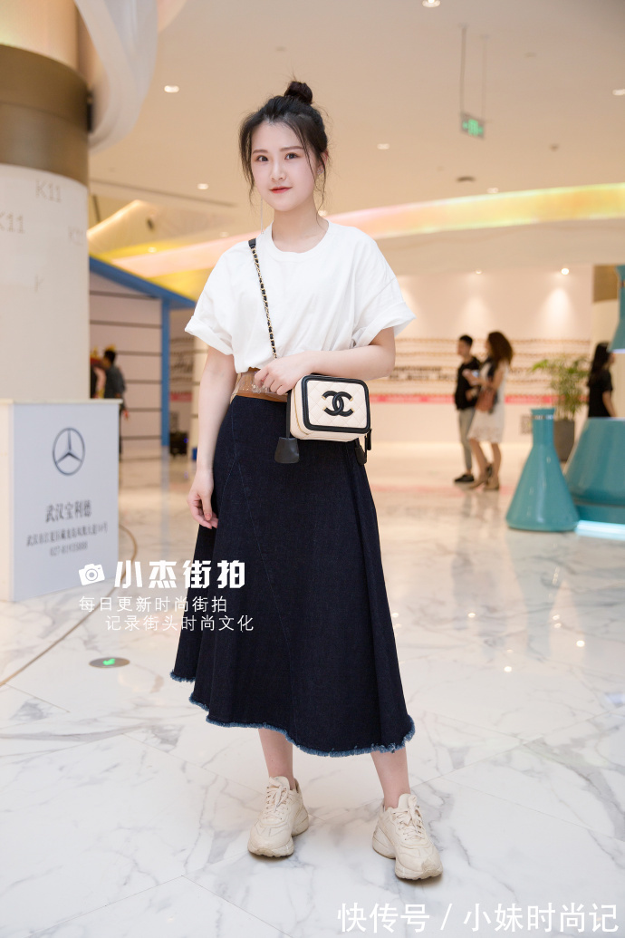 街拍|武汉街拍,白T恤搭配百褶裙,仙气十足让你回头率爆棚