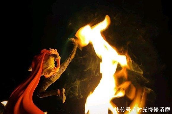 路飞|手办到底该如何摆放网友晒出照片，这是动漫人物穿越了吧