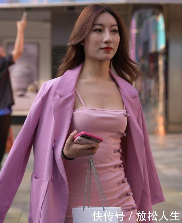 魅力|气质美女的吊带裙,搭配粉色西装,展现个性美有魅力