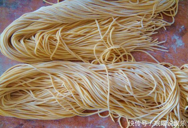 煮面条小窍门,加一物,爽滑不黏糊,美味翻倍,赶紧试试吧