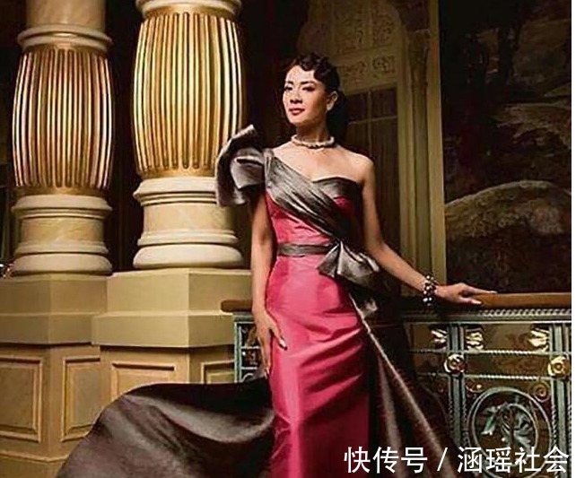 写真！泰国最美王妃被废前夕设计师跪地给她整理衣服，纵容娘家人圈钱