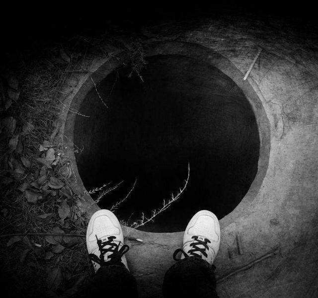 孔雀东南飞#世界名画《夏日的傍晚》,为何越看越让人害怕,它藏着一个秘密