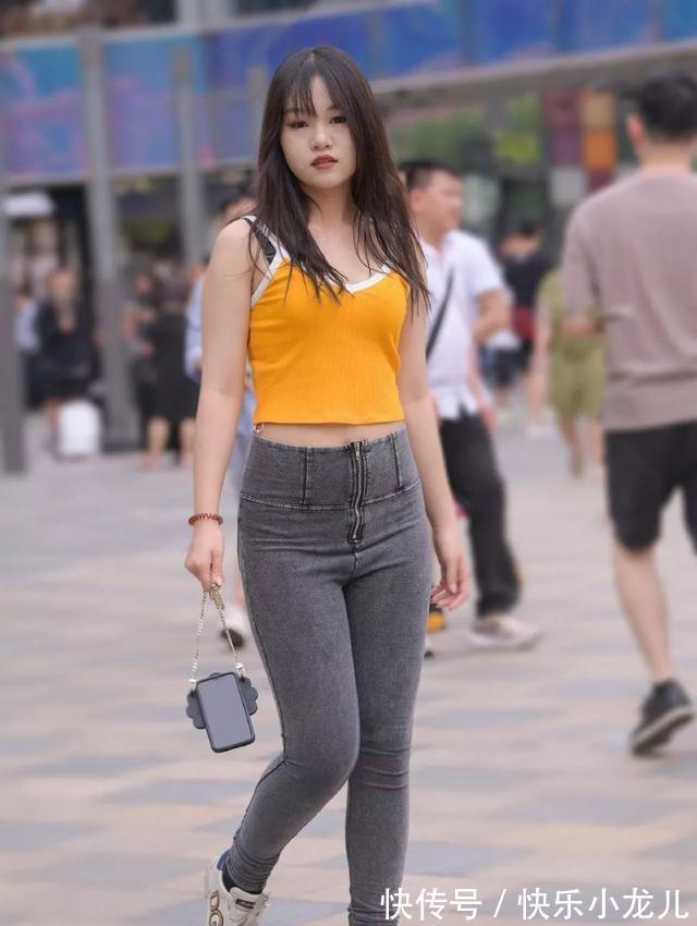 穆勒 蓝色显瘦打底裤搭配黑色高筒靴,休闲风满满,干练简单