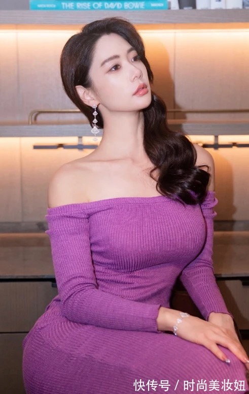 克拉拉|克拉拉凭实力“秀身材”,穿紧身连衣裙凹凸有致,这身材太完美