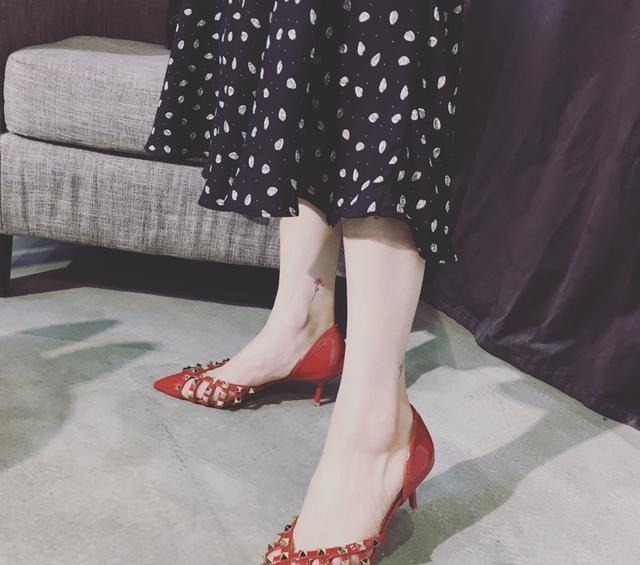 时尚 漂亮女人要懂得拒绝平庸,今年流行铆钉凉鞋,分分钟“扎”你心