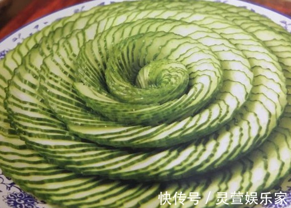 紫案佳肴，银杯绿茶，金樽甘露，玉盘黄瓜，孩子直夸妈妈刀工精湛