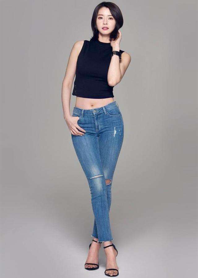 街拍 臀大的女人穿紧身牛仔裤, 不一样的万种风情!