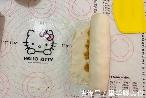 松软的面包体与丰富馅心让人欲罢不能，而且做法超简单，新手快学
