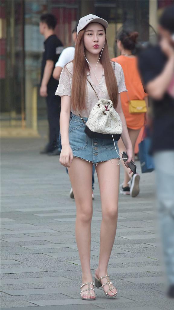 不是鲜艳的颜色才能代表活力四射,这种素色穿搭也能彰显活泼可人