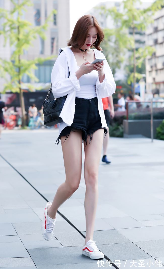 街拍|美女街拍:街上的美女们低头看着手机,爱美的男人们看着这些美女