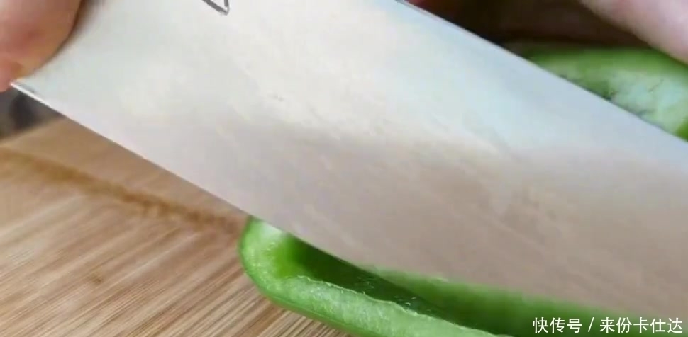 用洋葱和土豆来做好吃的,做法简单,早餐十几分钟就能搞定