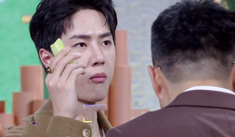  调侃|王一博成第二个“钱枫”？节目现场不停吃东西，侧脸被调侃太像枫哥