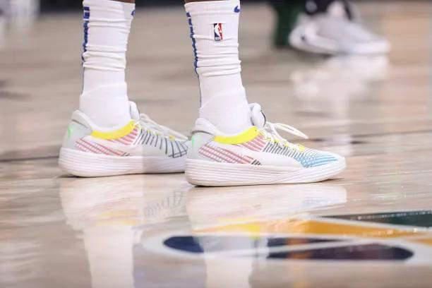 NBA球员上脚：库里8代定制版，恩比德球鞋缅怀科比