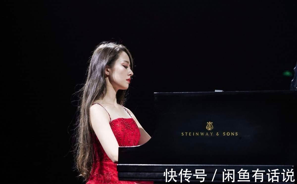 吉娜|吉娜也太刻意了,穿旗袍秀曲线美还不够,“蝴蝶结”发型更抢摬