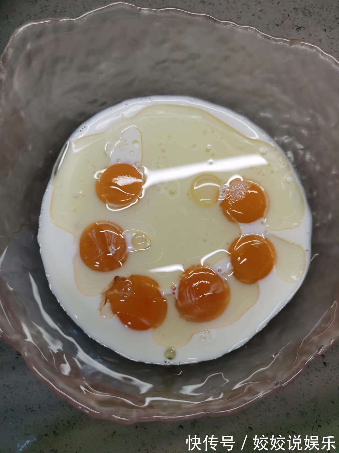 蛋白|6个鸡蛋，1碗面粉，不用烤箱，在家做蛋糕，比外面买的还好吃