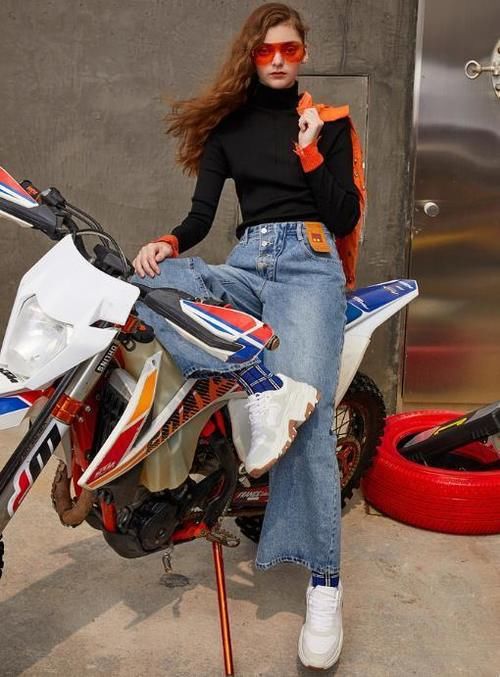 小仙女元气穿搭，温柔毛衣搭牛仔长裤，清新甜美又洋气时髦！