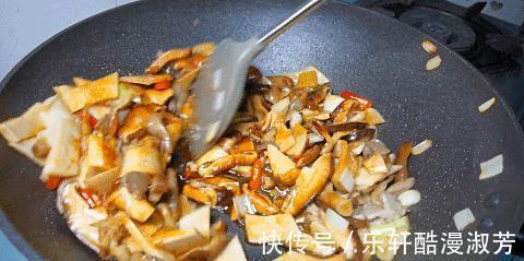 香菇|才知道，这三种蘑菇搭配一起这么好吃，味道鲜上鲜，好吃又下饭