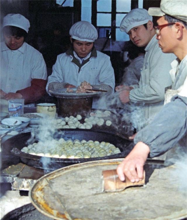 上海老照片，老西门，南市区小吃部，城隍庙，石皮弄街！