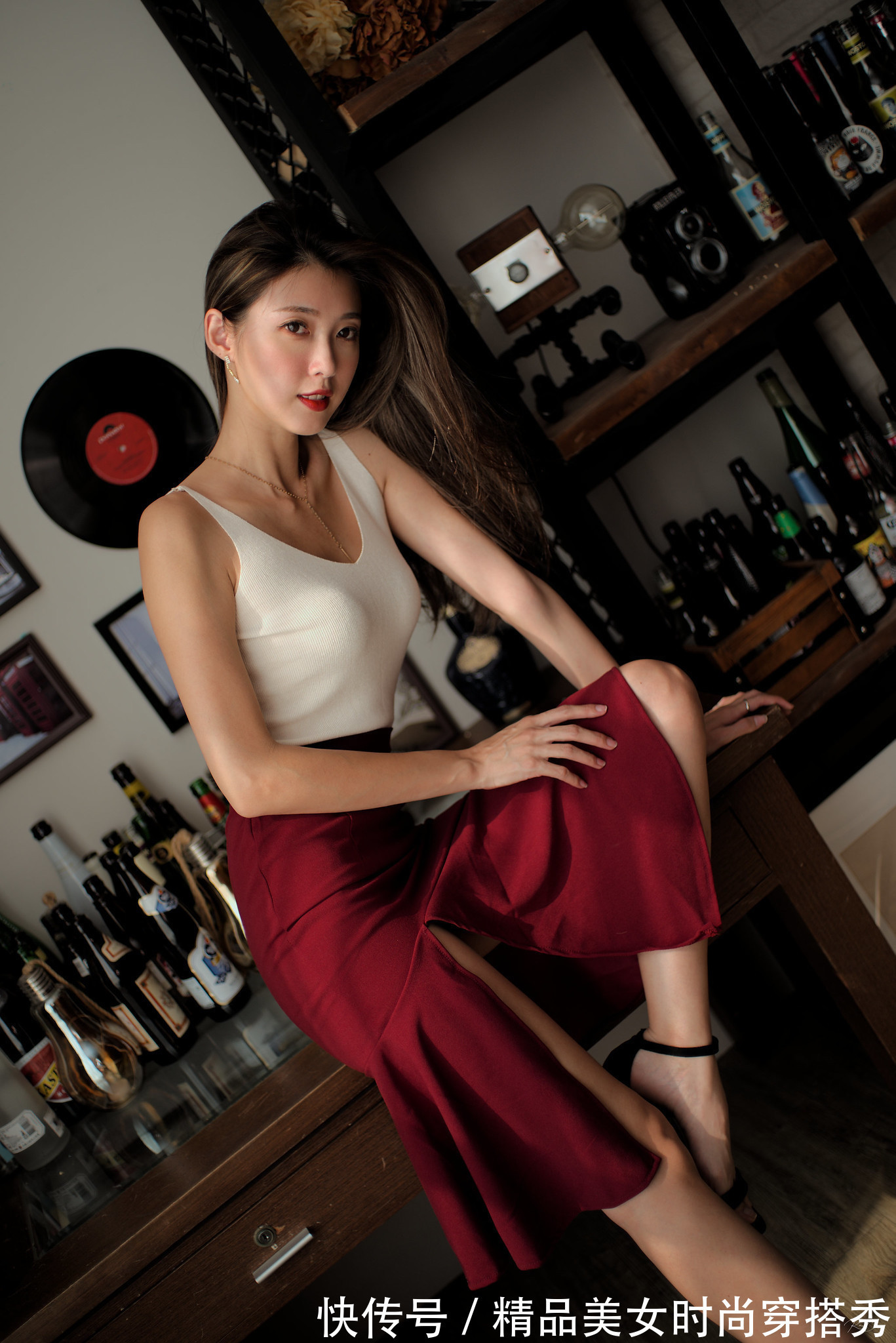 鱼尾裙|红色包臀裙搭配黑色高跟凉鞋，尽显优雅知性美