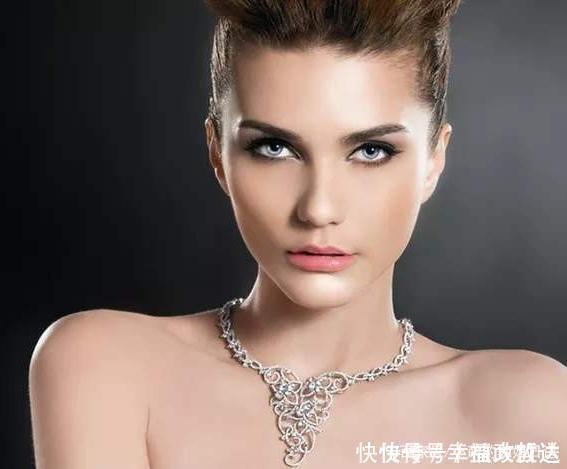 黄金首饰|真正见过世面的女人,很少戴黄金,更爱这3种首饰,尽显高级贵气