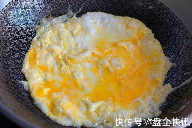 包饺子还是素馅更香，闻着就流口水，吃一次5块钱，给肉都不换