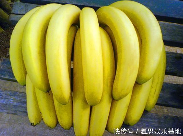 水果店|买香蕉时，选弯的还是直的好？60年老果农教你一招，以后别买错了