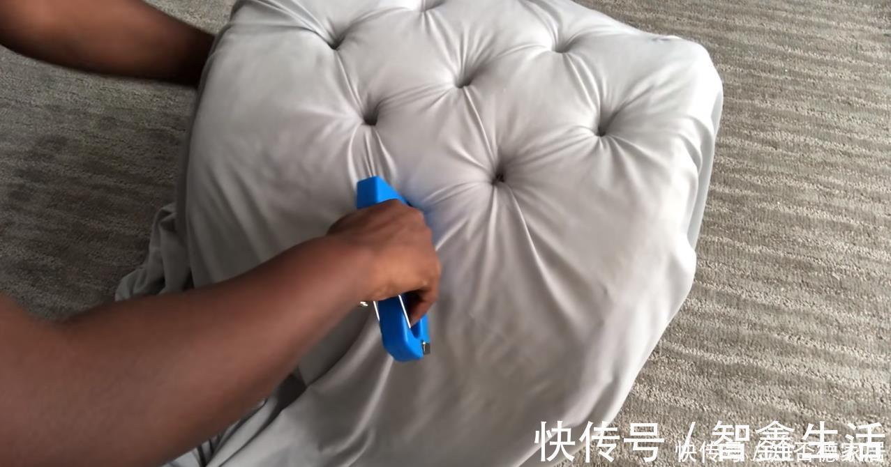 凳子|扔掉的旧铁凳子捡回来吧，用海绵包一圈，放家里坐着舒适还能收纳