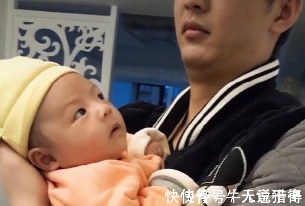 宝妈|“懵圈宝宝”盯着爹妈的婚纱照看走红,宝宝我总觉得哪里不对