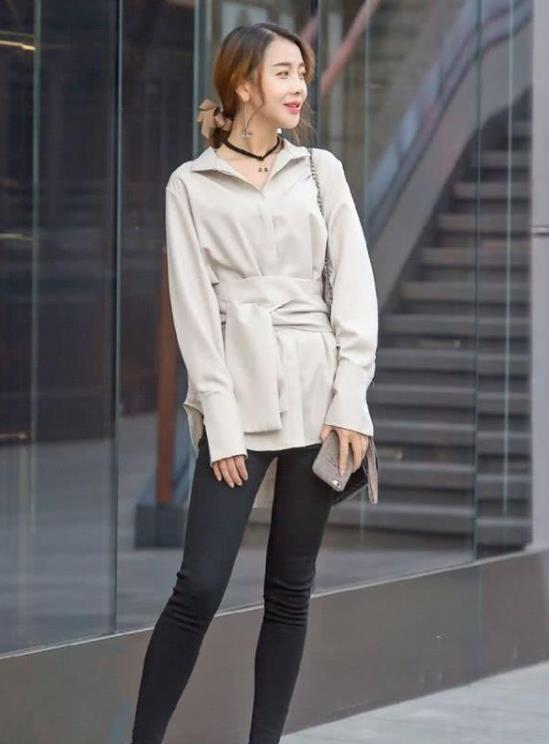 街拍：姑娘穿得特别简约，穿着时尚大方，长得更漂亮有气质