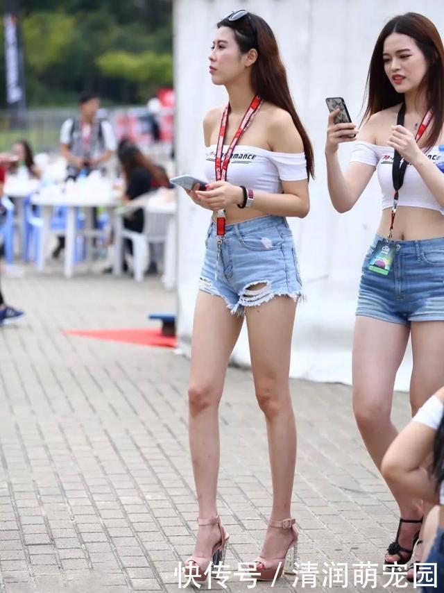 街头美女的“精灵”造型,穿“连衣裙”秀身材,展现不一样的魅力