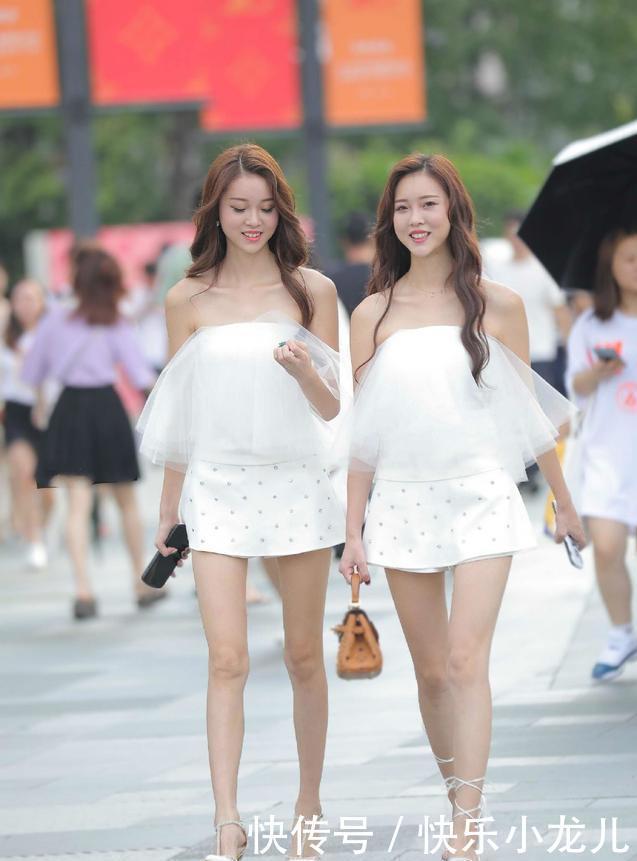 多层斗篷版型的露肩衫,搭配时尚精致的短裙裤,轻松展现优雅靓丽