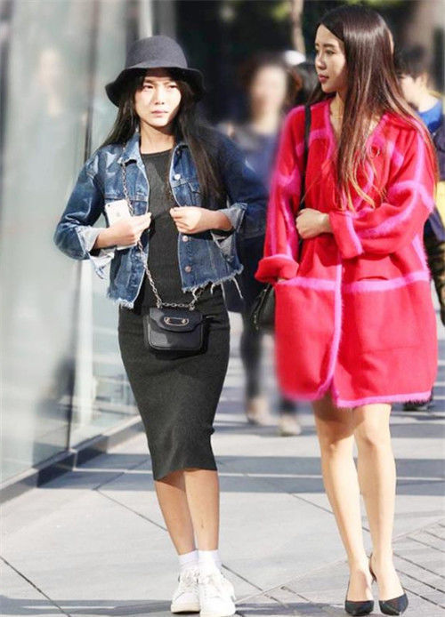 长发披肩|身材高挑的长发小姐姐,身穿优雅的连衣短裙,尽显女人独有的气质