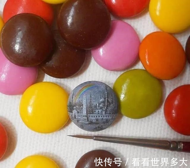 瓜子#惊爆眼球!60岁帅大爷在头发丝上画画,米粒、瓜子都给他当画布!