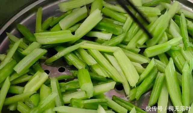 芹菜|炒芹菜有人焯水,有人直接炒,都不对,多加一步,脆爽好吃不塞牙