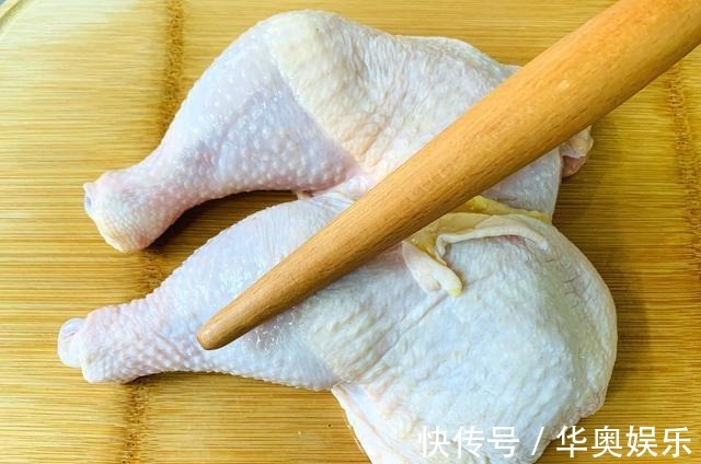 拌凉菜时,最忌直接加生抽,记住“211”,拌什么凉菜都香