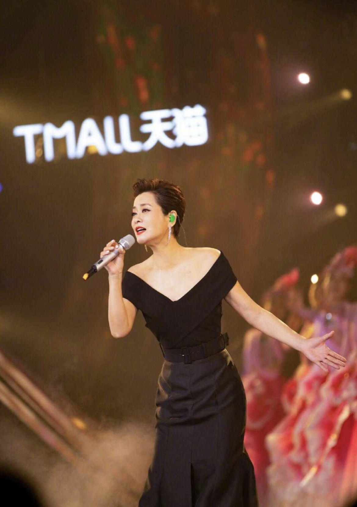 套装|毛阿敏真是“阿姨辈”清流,浅粉色缎面套装像“睡衣”,仍惊艳