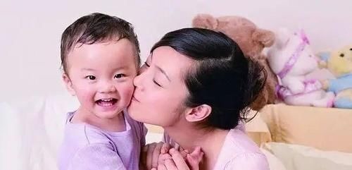 一个月|萌娃看到一个月未见的妈妈,激动成“表情包”,娃多大能认出妈