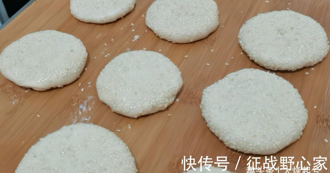 油酥|芝麻酥饼在家简单做,外酥里软又香甜,不用烤箱也可以酥得掉渣