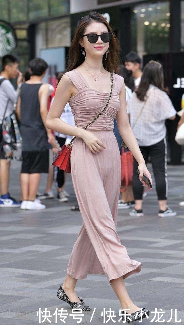 时尚穿搭，最基础的吊带连体裤搭配起来也是非常好看的