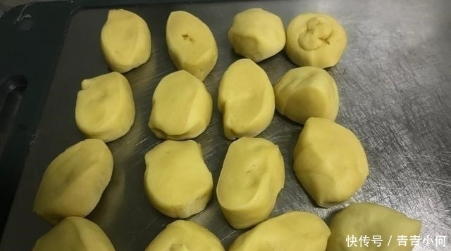 1碗面粉，2个鸡蛋，不加一滴水，松软香甜，比面包还营养好吃